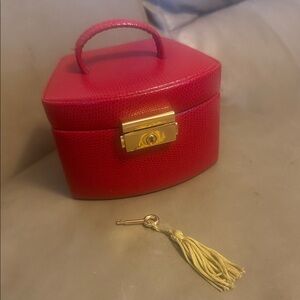 Wolf designs Red Leather Women travel jewelry box with locking key like new